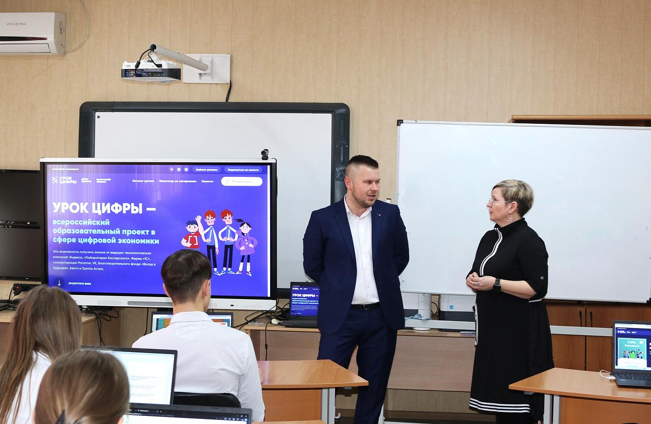 Шаг в цифровое будущее: кубанские школьники осваивают нейросети на "Уроке цифры"